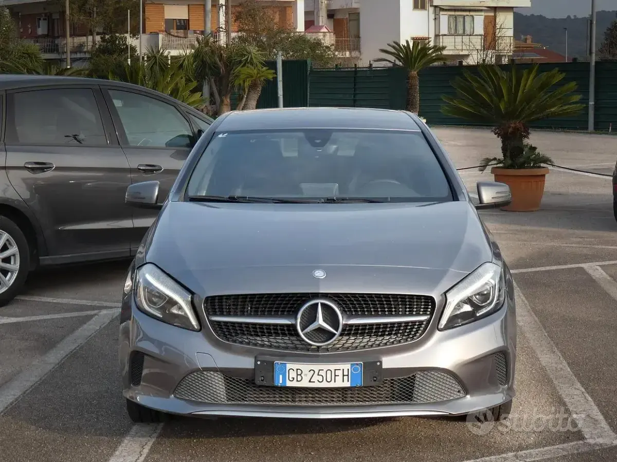 Usata Mercedes A180 109 CV (80 kW) 2017 Grigio Utilitaria