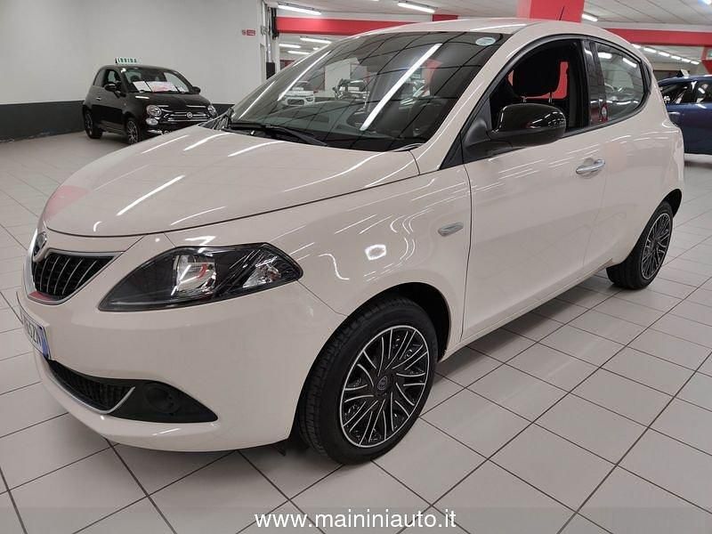 Usata Lancia Ypsilon Gold 69 CV (50 kW) 2021 Beige Utilitaria