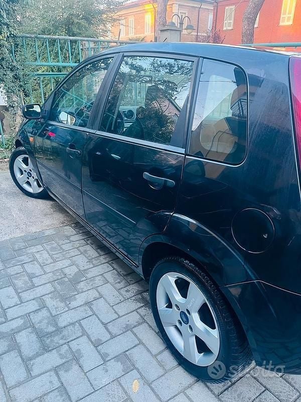 Usata Ford Fiesta 68 CV (50 kW) 2004 Nero Utilitaria