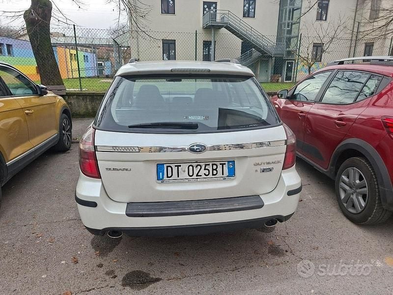 Usata Subaru Outback 150 CV (110 kW) 2008 Bianco Station wagon