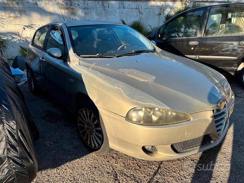 Usata Alfa Romeo 147 105 CV (77 kW) 2005 Grigio Utilitaria