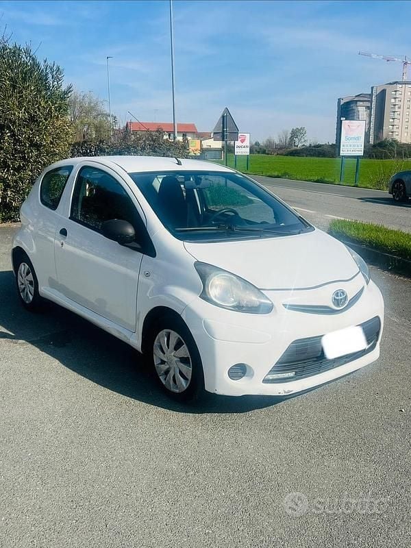 Begagnad Toyota Aygo Connect Style 68 HK (50 kW) 2013 Vit Halvkombi