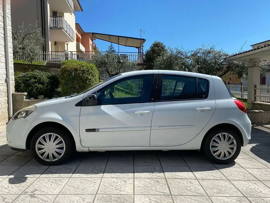Usata Renault Clio III Dynamique 75 CV (55 kW) 2011 Bianco Berlina