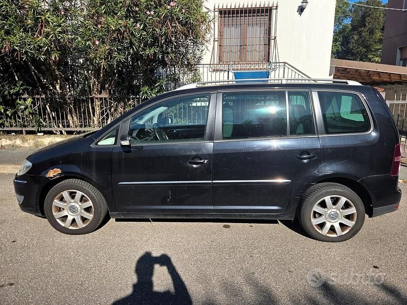 Käytetty VW Touran Highline 140 HP (102 kW) 2007 Musta Tila-auto