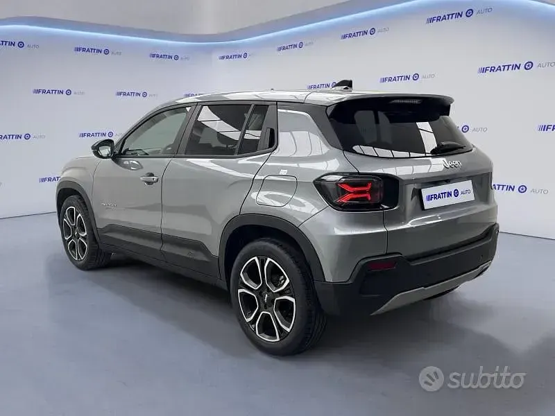 Occasion Jeep Avenger Summit 101 ch (74 kW) 2024 Gris SUV