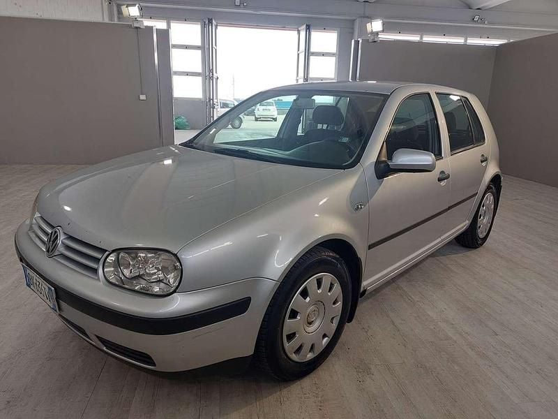 Argento Usata 2001 VW Golf IV Comfortline Tre volumi | 1900 € (Buon prezzo) - Immagine 1/4