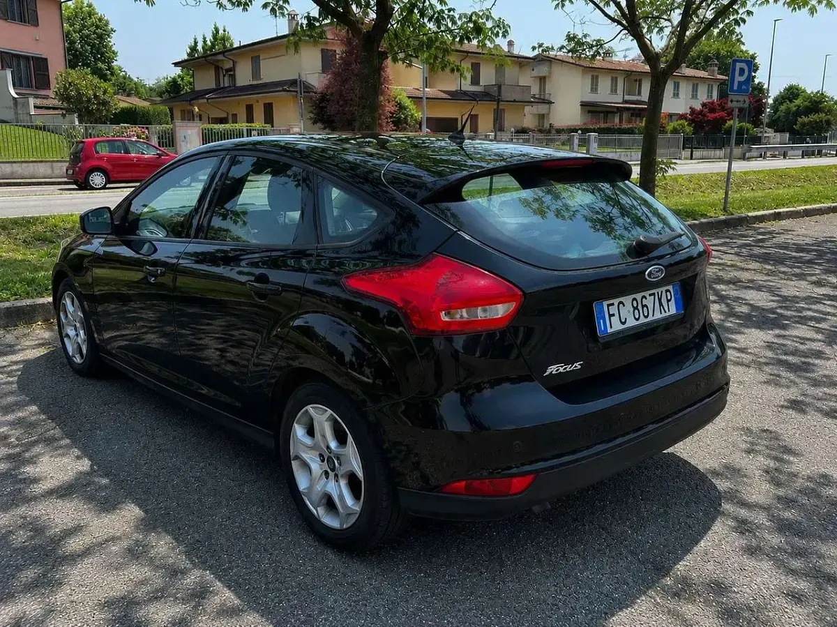 Käytetty Ford Focus S 101 HP (74 kW) 2016 Musta Sedan