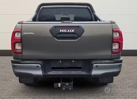 Usata Toyota HiLux 204 CV (150 kW) 2023 Marrone Pick-up
