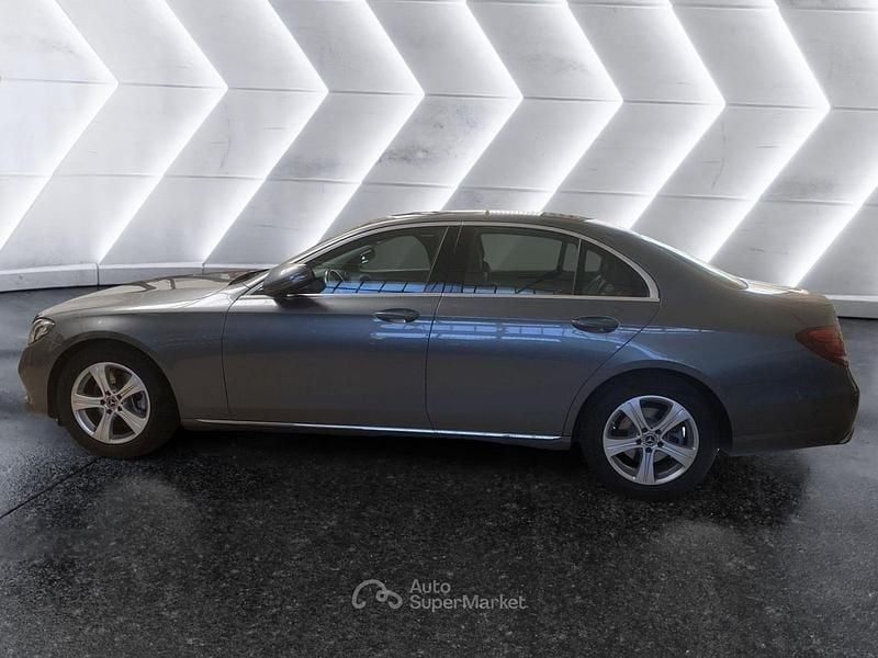 Usata Mercedes E220 Business 194 CV (142 kW) 2019 Grigio scuro Berlina