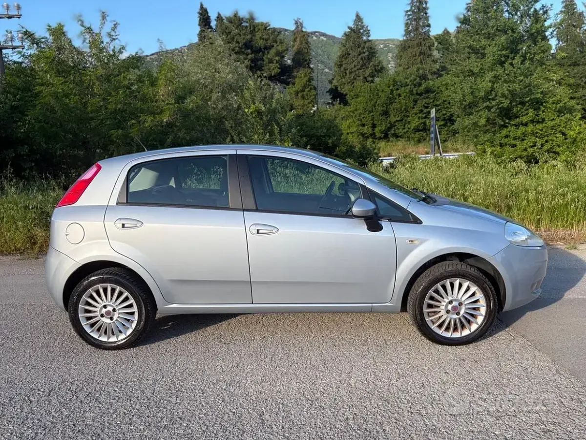 Usata Fiat Grande Punto Dynamic 69 CV (50 kW) 2009 Grigio Utilitaria