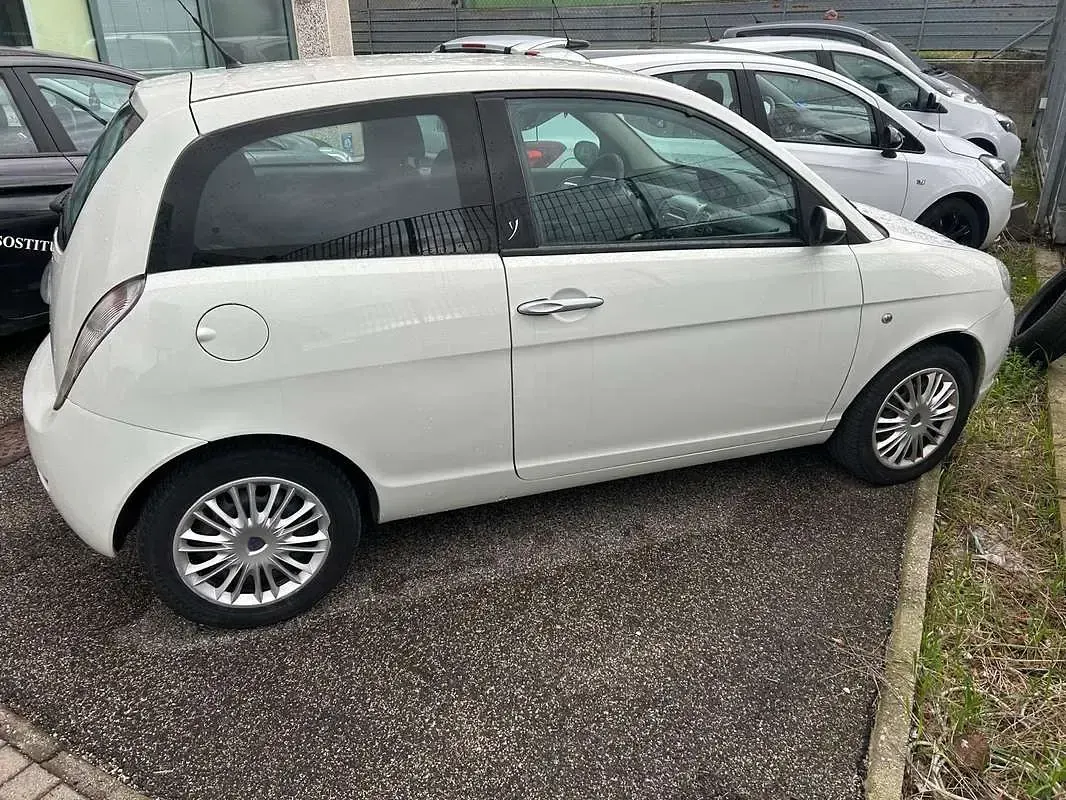 Usado Lancia Ypsilon 80 HP (58 kW) 2009 Citadino