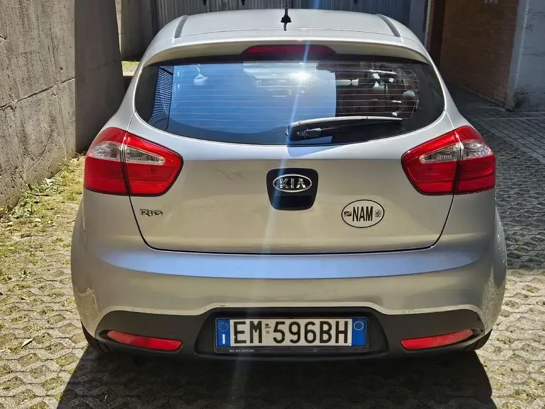 Usata Kia Rio EX 86 CV (63 kW) 2012 Grigio Berlina