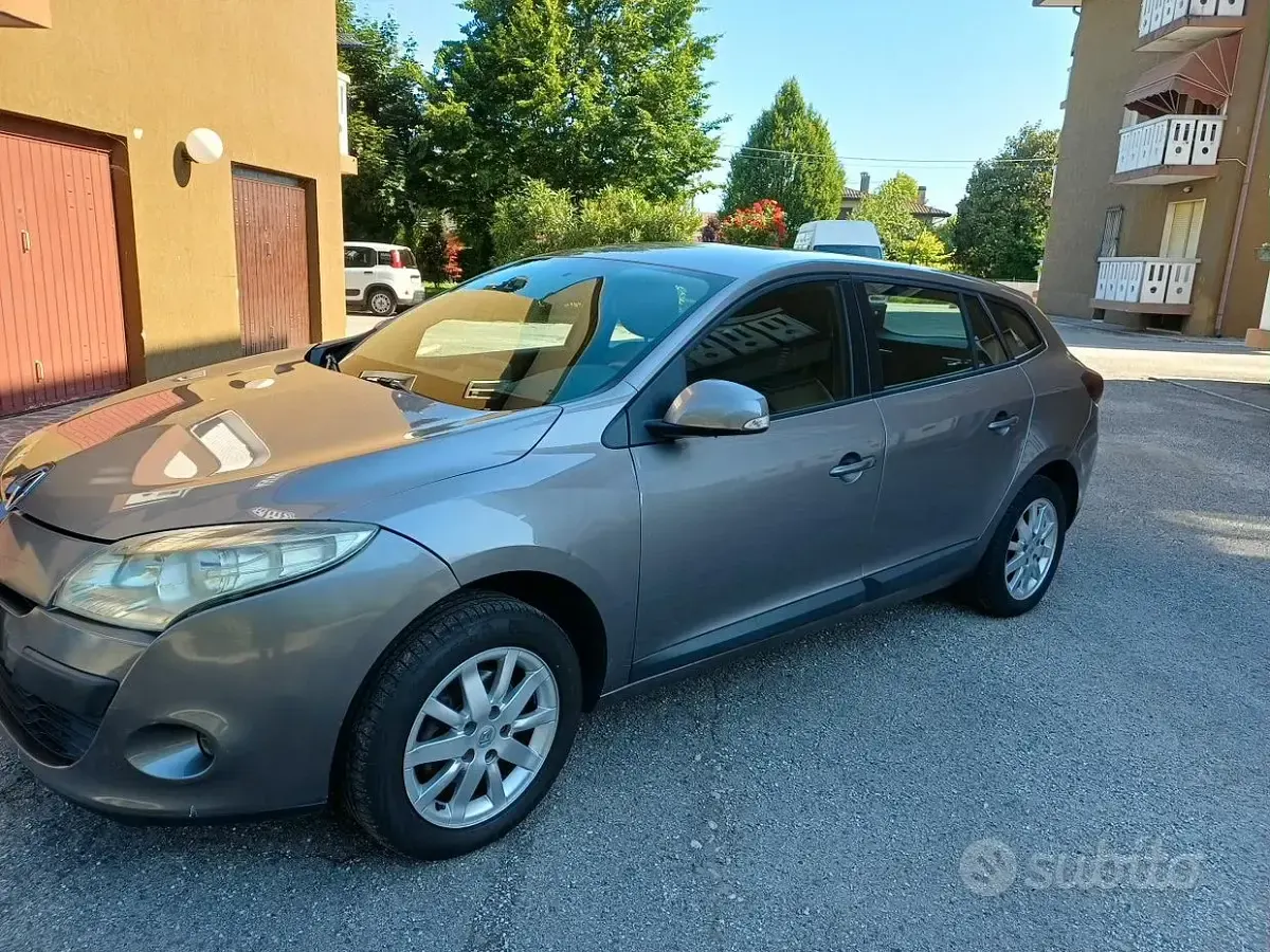 Usata Renault Mégane GrandTour 90 CV (66 kW) 2010 Grigio Station wagon