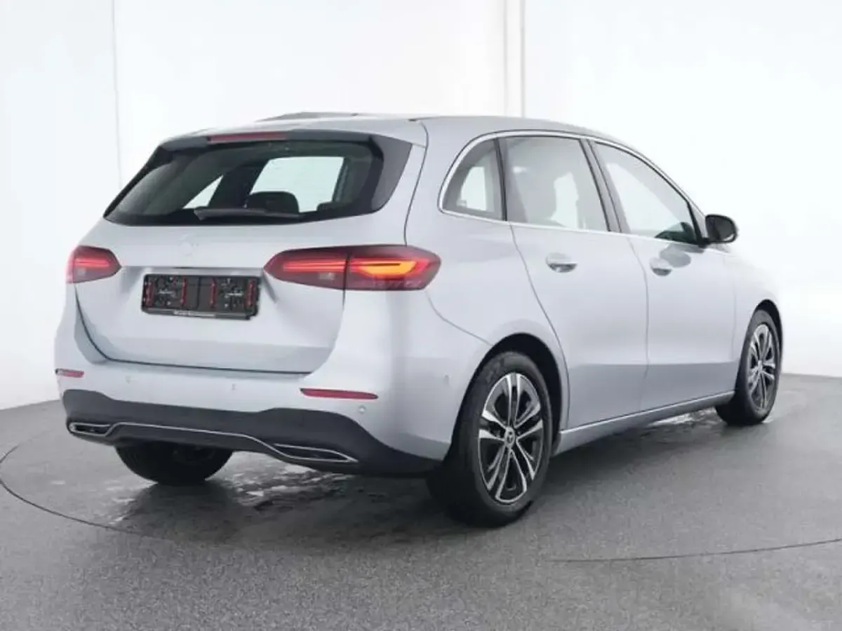 Usata Mercedes B180 136 CV (100 kW) 2025 Argento Utilitaria