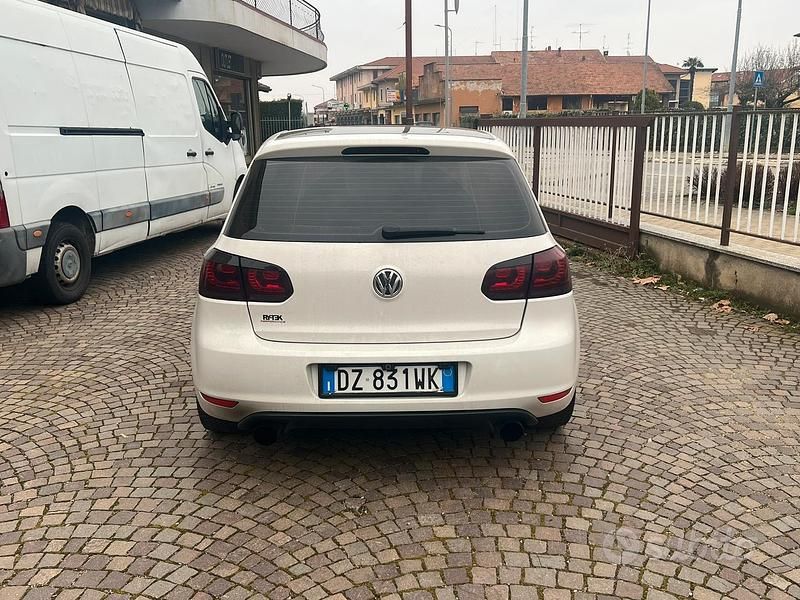 Usata VW Golf VI Comfortline 105 CV (77 kW) 2010 Bianco Utilitaria