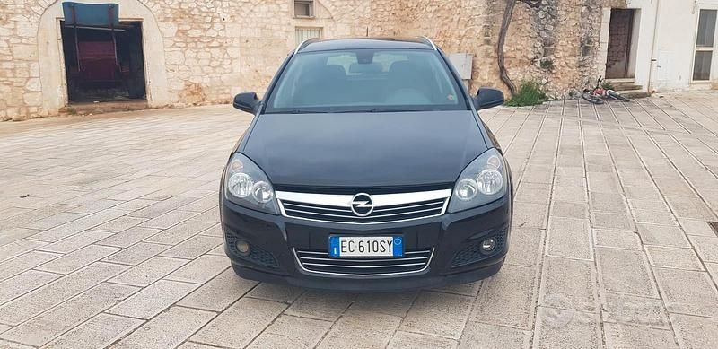 Nero Usata 2010 Opel Astra Station wagon | 2800 € (Ottimo prezzo) - Immagine 1/4