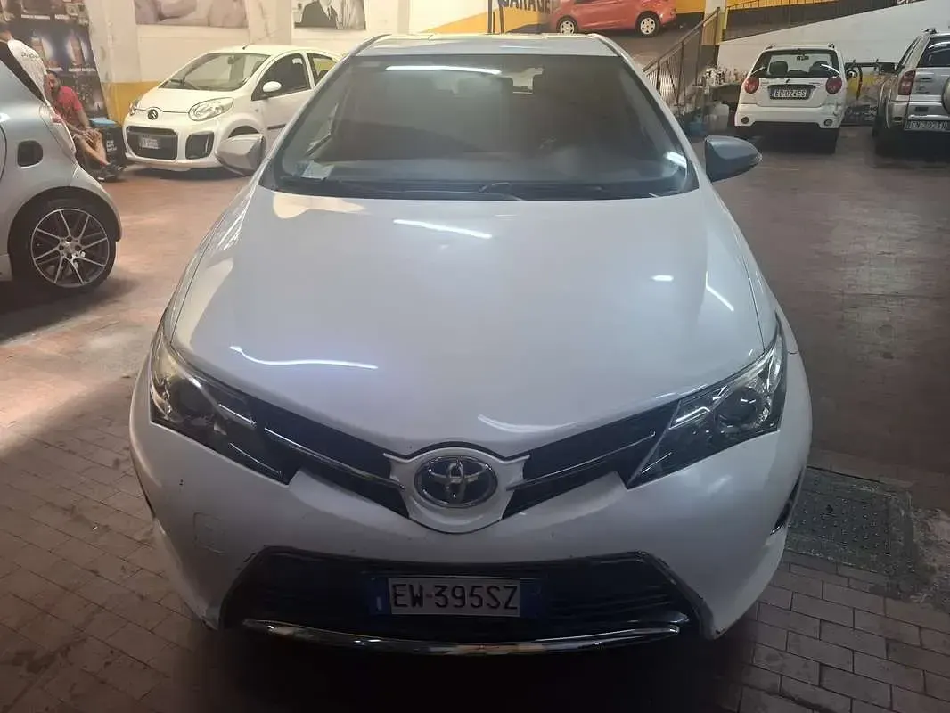 Usata Toyota Auris Hybrid Lounge 99 CV (72 kW) 2014 Berlina