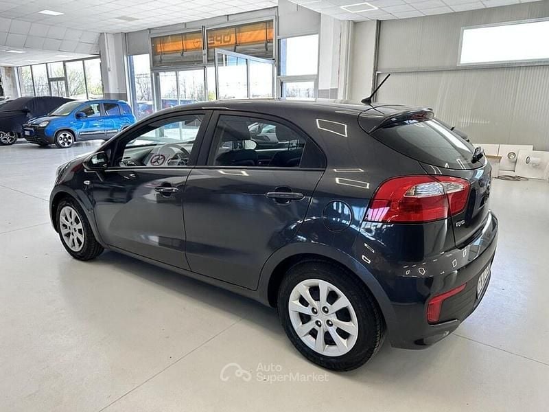 Usata Kia Rio Active 86 CV (63 kW) 2015 Gray Berlina