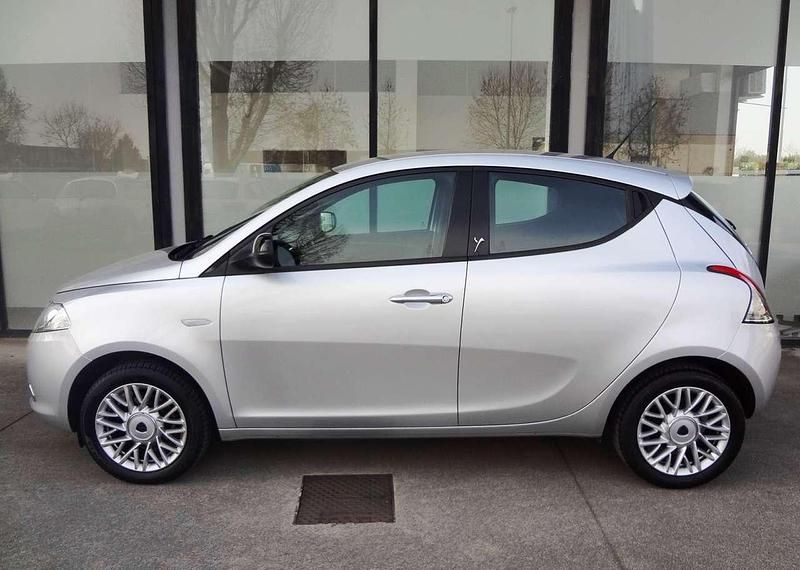 Usata Lancia Ypsilon Gold 69 CV (50 kW) 2013 Argento Utilitaria