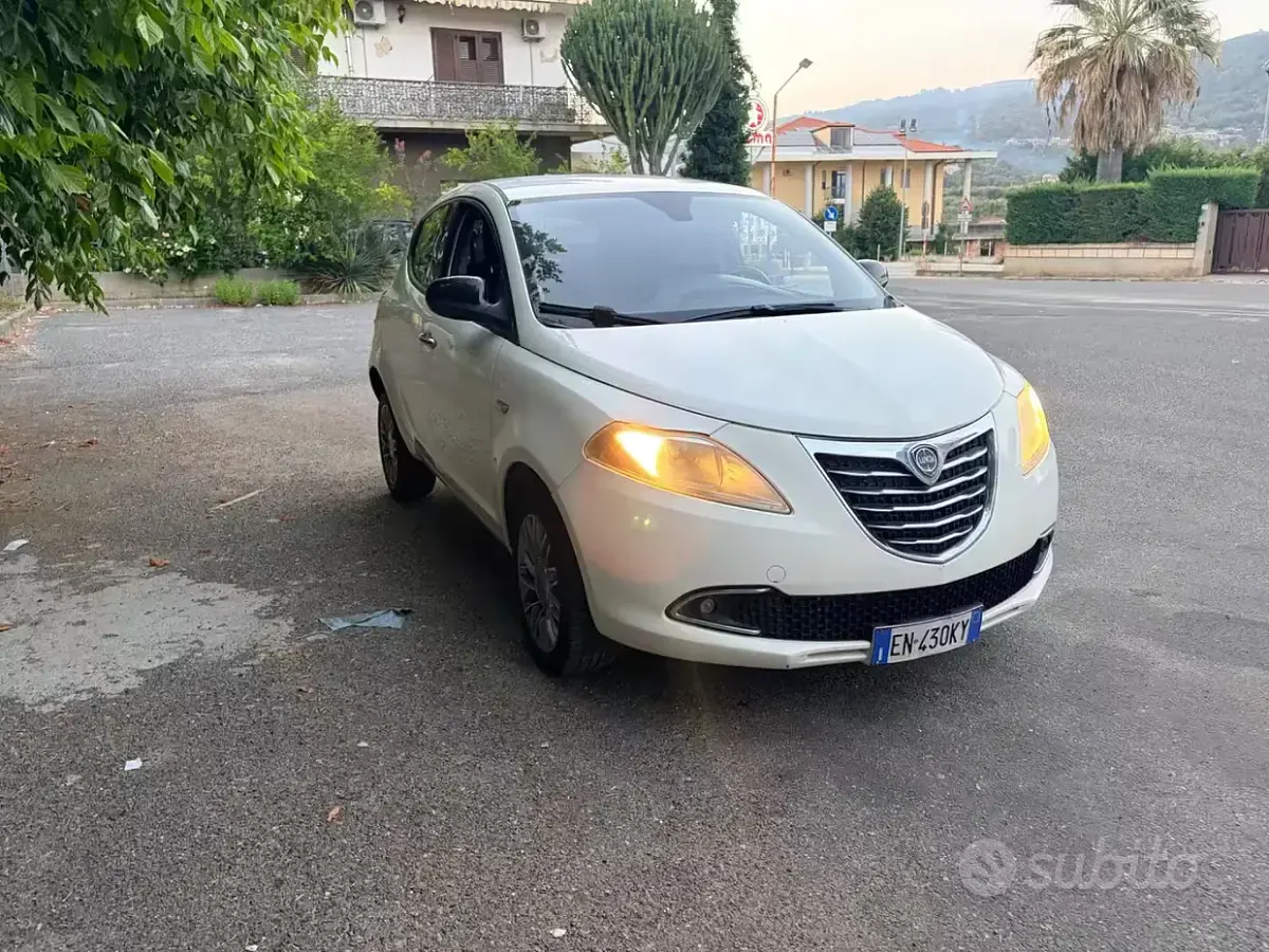 Usata Lancia Ypsilon 85 CV (62 kW) 2013 Bianco Utilitaria