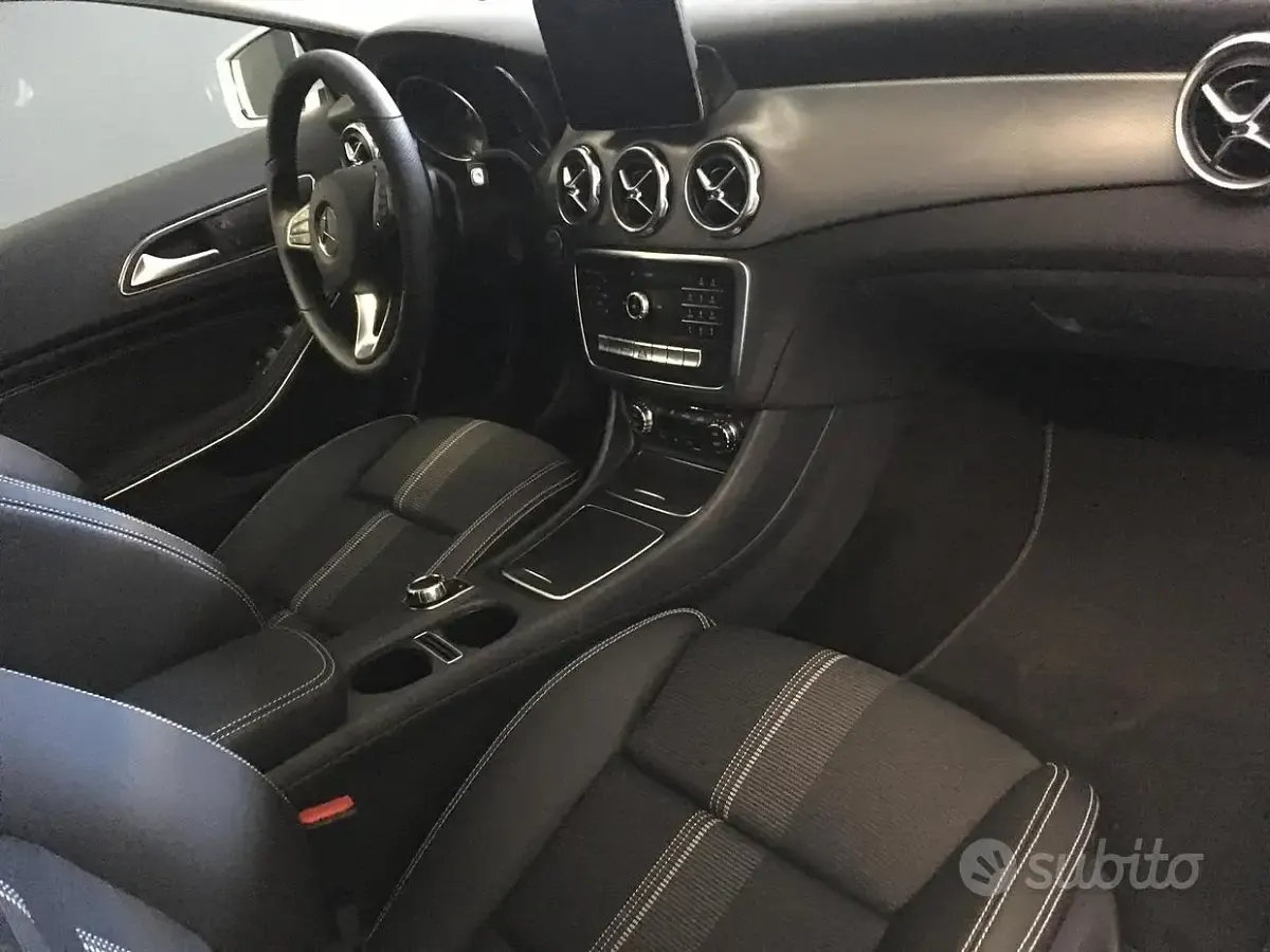 Usata Mercedes GLA200 156 CV (114 kW) 2019 Grigio SUV
