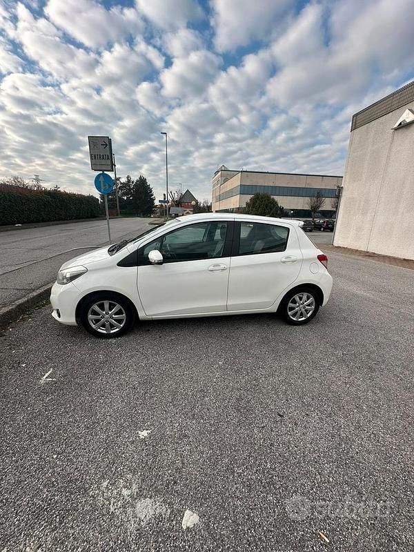 Usata Toyota Yaris 90 CV (66 kW) 2012 Bianco Utilitaria