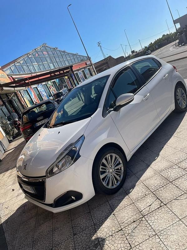 Usata Peugeot 208 75 CV (55 kW) 2016 Bianco Utilitaria