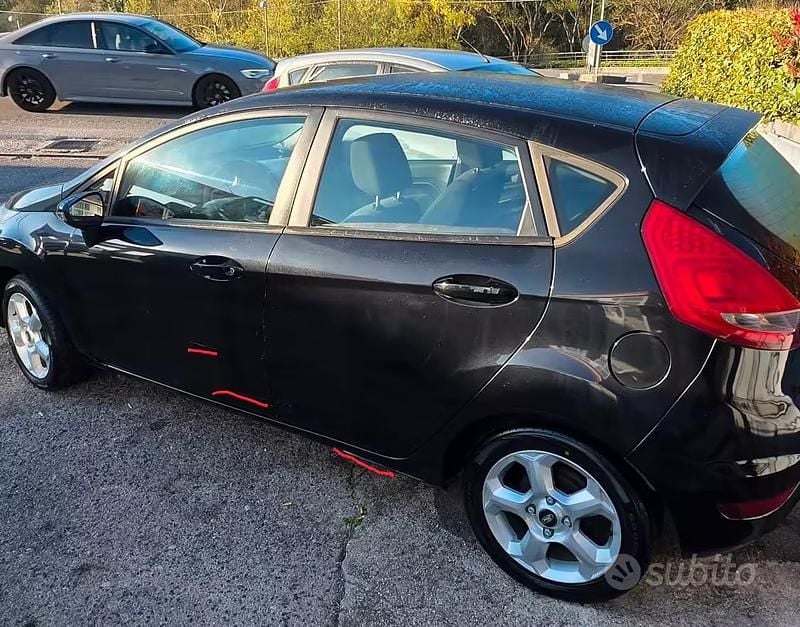 Usata Ford Fiesta 68 CV (50 kW) 2010 Nero Utilitaria