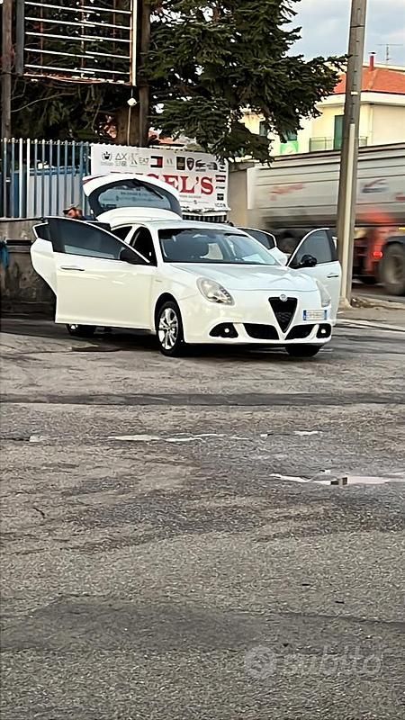 Bianco Usata 2010 Alfa Romeo Giulietta Tre volumi | 4500 € (Cara) - Immagine 1/4