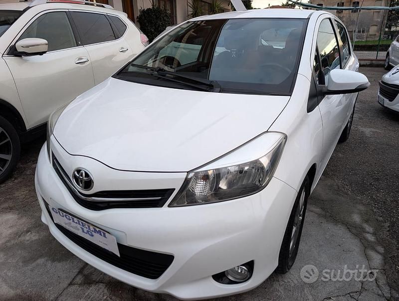 Bianco Usata 2014 Toyota Yaris Active Tre volumi | 8800 € (Cara) - Immagine 1/4