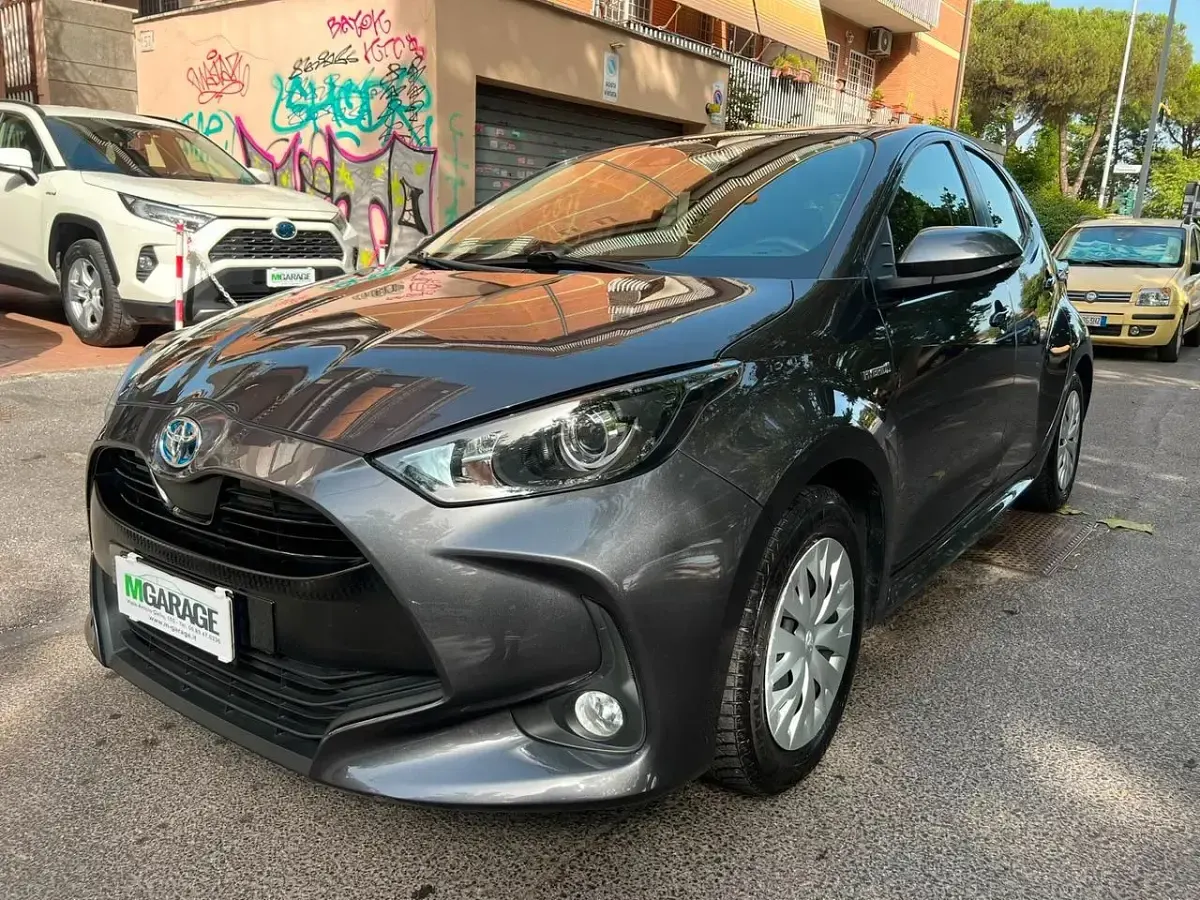 Usata Toyota Yaris Hybrid Business Edition 92 CV (67 kW) 2021 Grigio Berlina