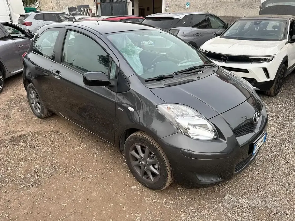 Usata Toyota Yaris 90 CV (66 kW) 2009 Grigio Utilitaria