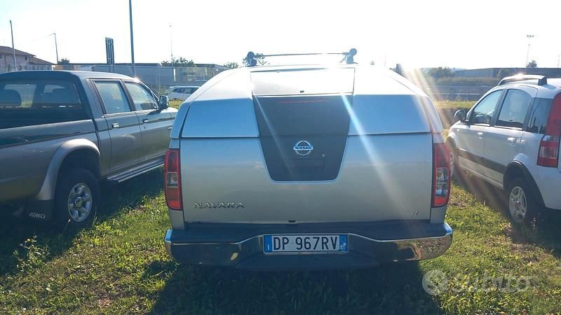 Usata Nissan Navara 190 CV (139 kW) 2005 Grigio Pick-up