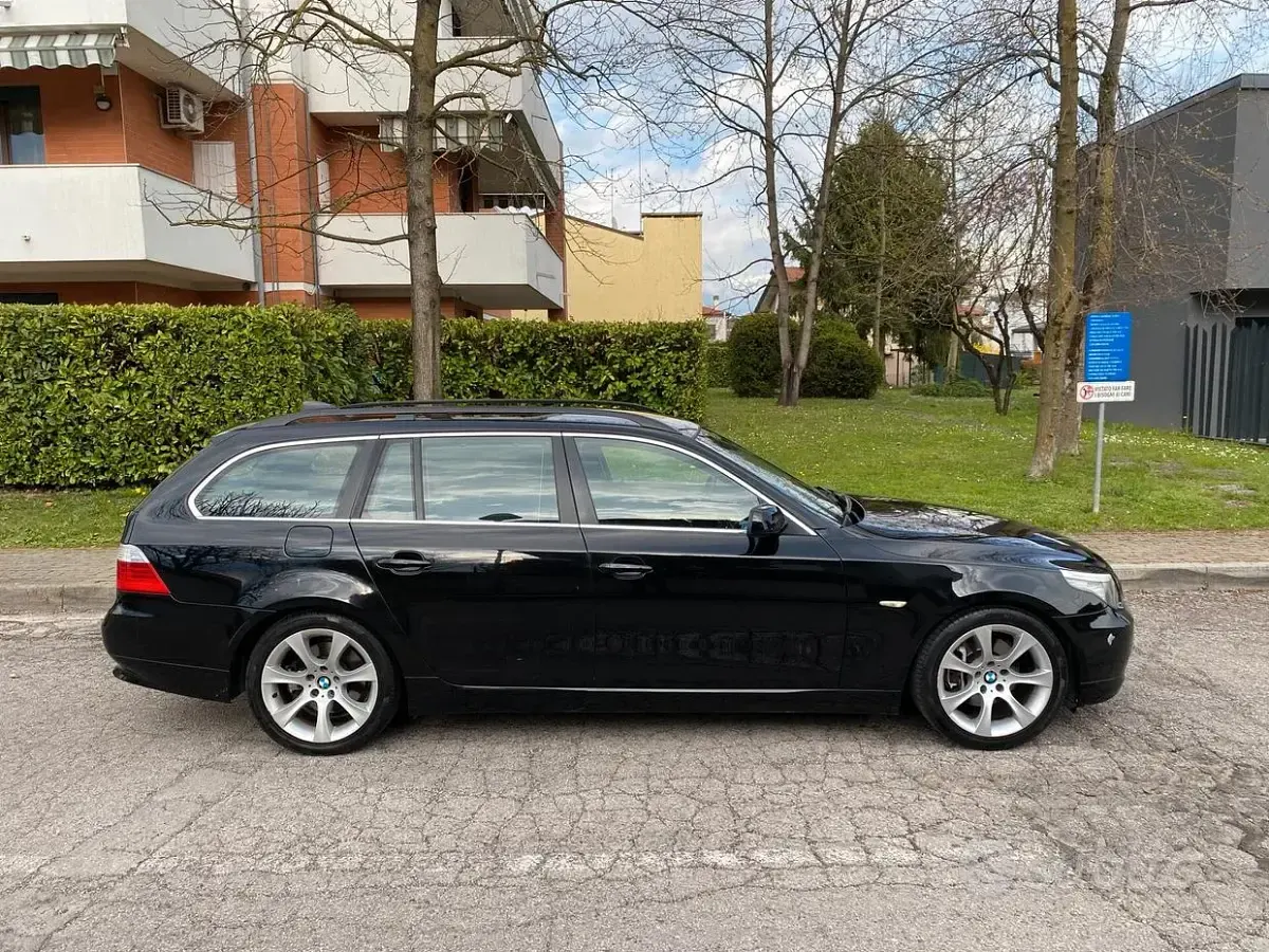 Usata BMW 525 197 CV (144 kW) 2007 Nero Station wagon
