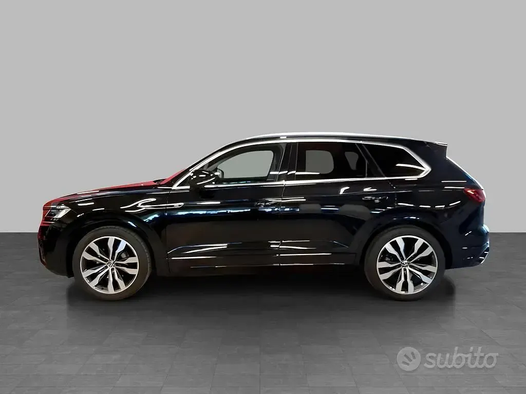Usata VW Touareg Elegance 231 CV (169 kW) 2023 Grenadill black metallizzato SUV