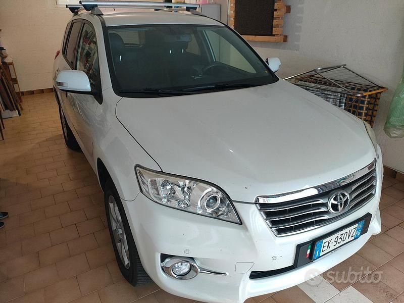 Grigio Usata 2012 Toyota RAV4 Lounge SUV | 9900 € (Buon prezzo) - Immagine 1/4
