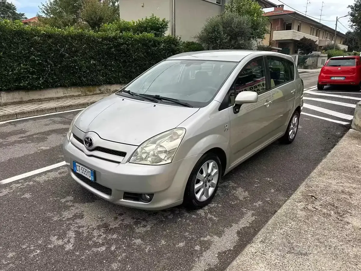 Usata Toyota Corolla Verso Sol 116 CV (85 kW) 2005 Marrone Monovolume