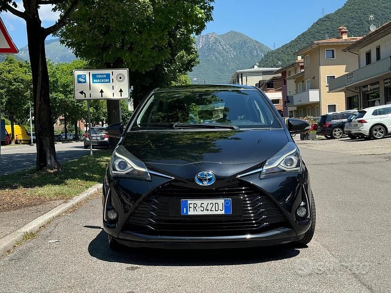 Usata Toyota Yaris Hybrid 73 CV (53 kW) 2018 Nero Berlina