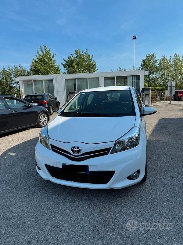 Usata Toyota Yaris Active 69 CV (50 kW) 2014 Bianco Utilitaria