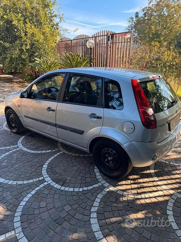 Usata Ford Fiesta 2004 Grigio Berlina