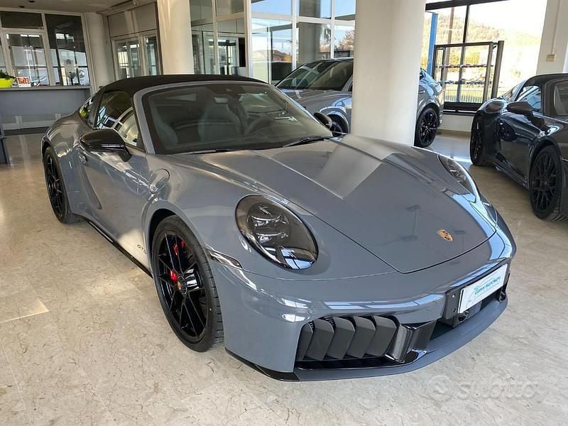 Begagnad Porsche 911 484 HK (355 kW) 2024 Grå Cab