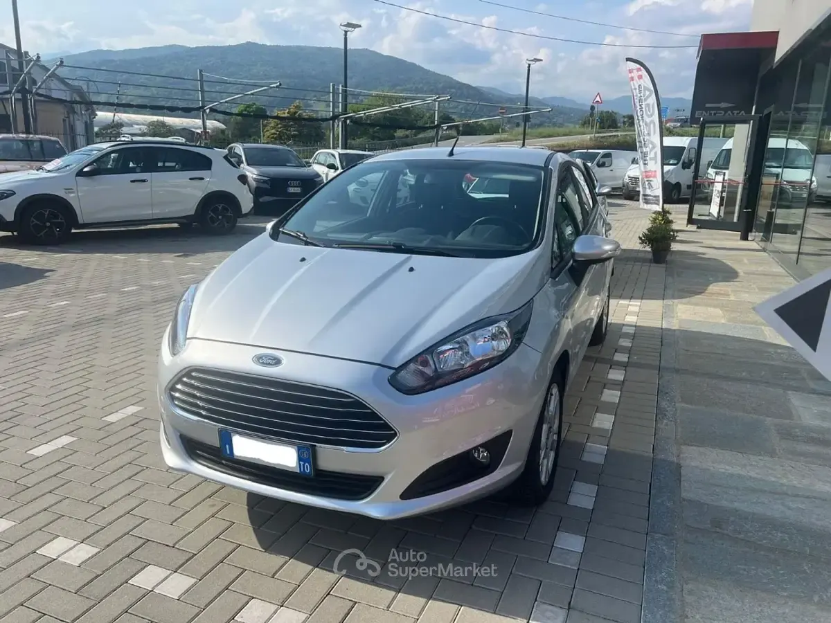 Begagnad Ford Fiesta Business Edition 80 HK (58 kW) 2015 Silver Halvkombi