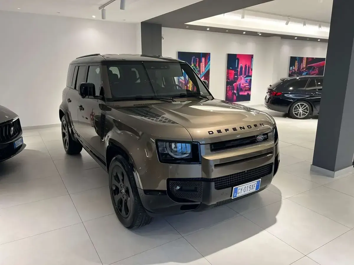 Usata Land Rover Defender SE Dynamic 200 CV (147 kW) 2025 Gondwana stone SUV