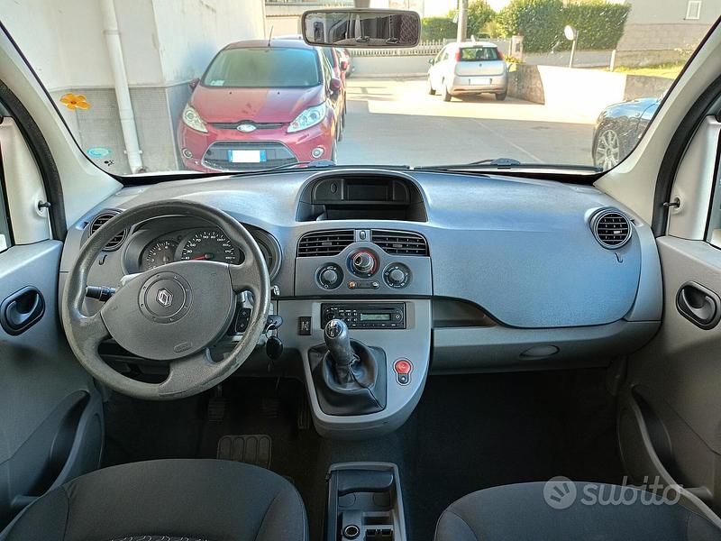 Usata Renault Kangoo 104 CV (76 kW) 2010 Argento Monovolume