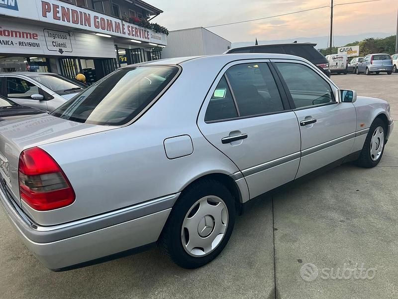 Usata Mercedes C180 136 CV (100 kW) 1993 Grigio Berlina