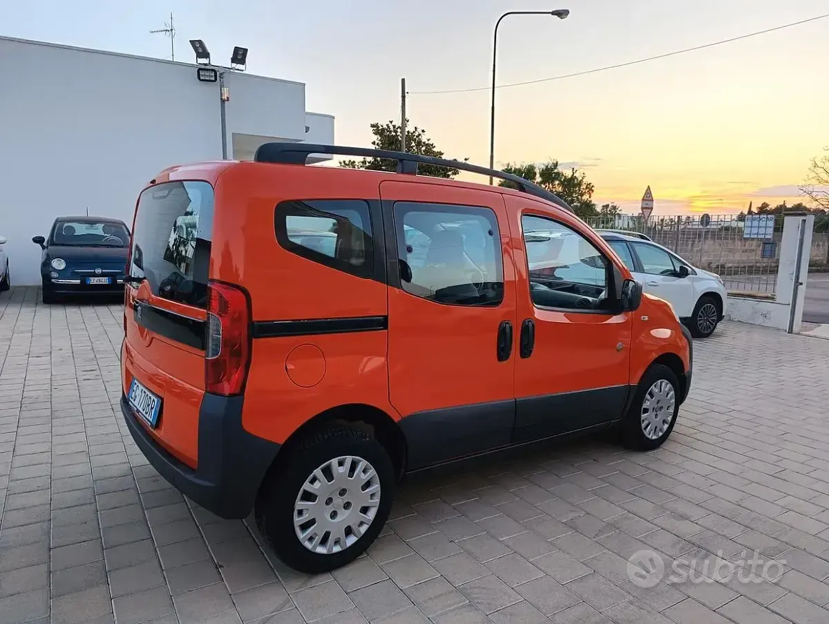 Usata Peugeot Bipper 68 CV (50 kW) 2011 Arancione Monovolume