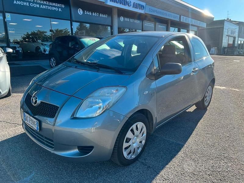 Grigio Usata 2007 Toyota Yaris Sol Tre volumi | 3300 € (Ottimo prezzo) - Immagine 1/4