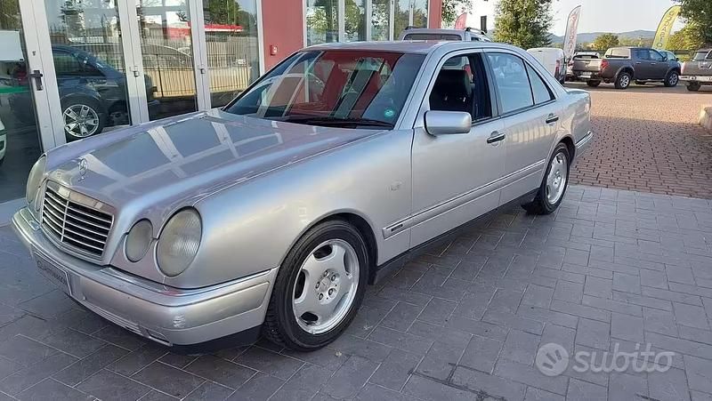 Usata Mercedes E200 Avantgarde 136 CV (100 kW) 1996 Grigio Berlina