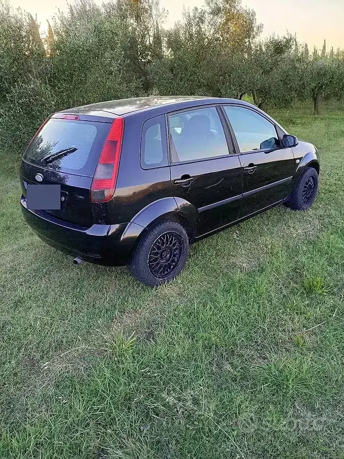 Usata Ford Fiesta 68 CV (50 kW) 2005 Nero Utilitaria