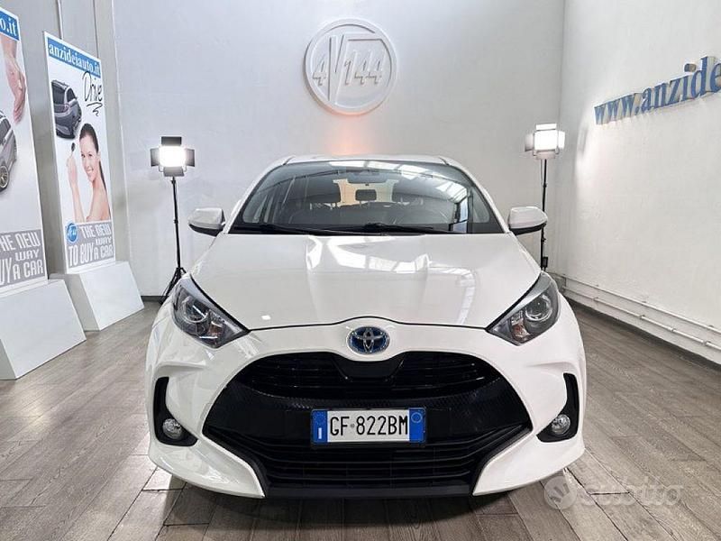 Usata Toyota Yaris Hybrid Business Edition 92 CV (67 kW) 2021 Bianco pastello Berlina